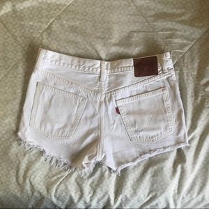 white buttonfly distressed levi shorts